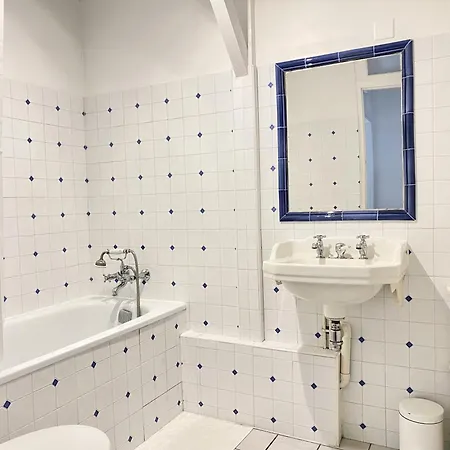 Le Manoir Πανσιόν 3*