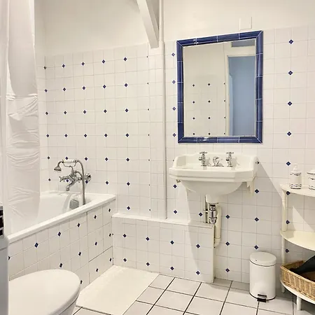 Le Manoir Πανσιόν 3*